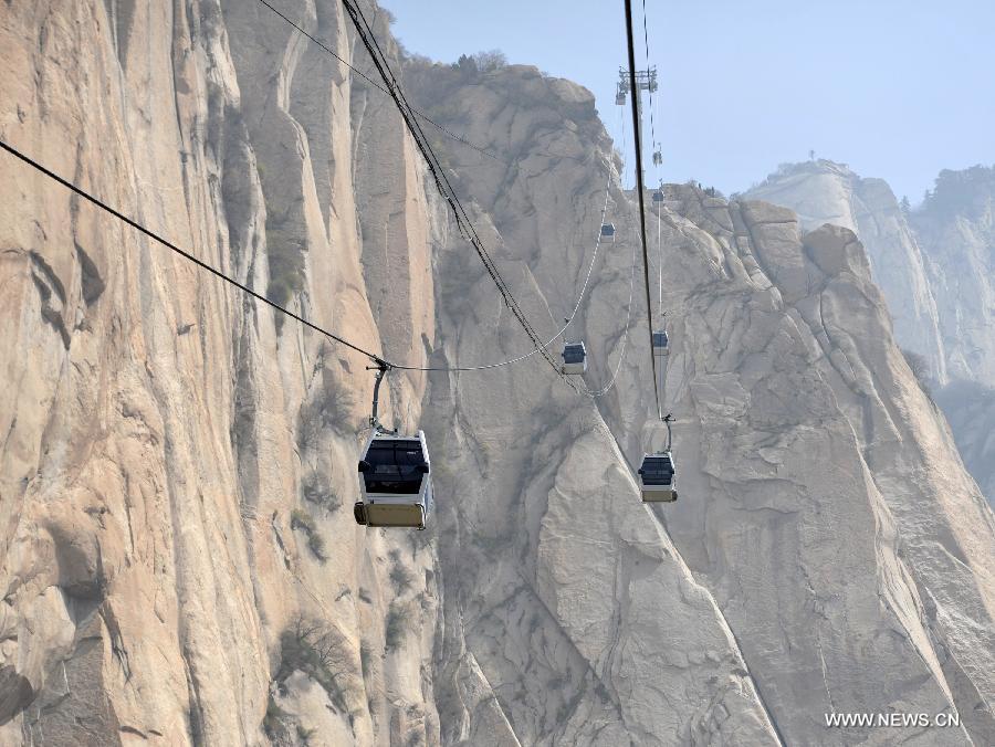 
Cable cars to the west peak of Mount Huashan are in service in Xi\'an, capital of northwest China\'s Shaanxi Province, April 1, 2013.The 4,211-meter cableway to the west peak of Mount Huashan was put into trial operation on Monday after four years\' construction. There are two cableways on Mount Huashan so far, one to the west peak and the other to the north peak. (Xinhua/Ding Haitao) 
