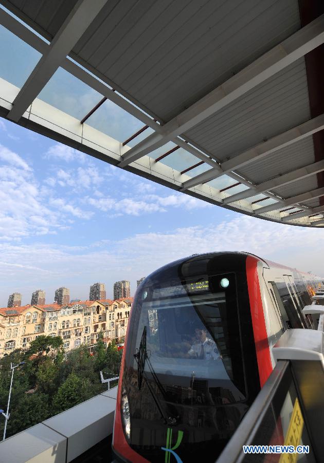 A train of the newly-opened subway line attrives at a station in Kunming, capital of southwest China\'s Yunnan Province, May 20, 2013. The southern part of the first phase of Kunming subway line 1 and line 2 opened for trial operation on Monday. It\'s China\'s first plateau subway. (Xinhua/Lin Yiguang)