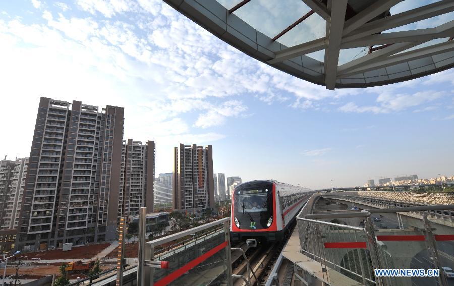 A train of the newly-opened subway line arrives at a station in Kunming, capital of southwest China\'s Yunnan Province, May 20, 2013. The southern part of the first phase of Kunming subway line 1 and line 2 opened for trial operation on Monday. It\'s China\'s first plateau subway. (Xinhua/Lin Yiguang)