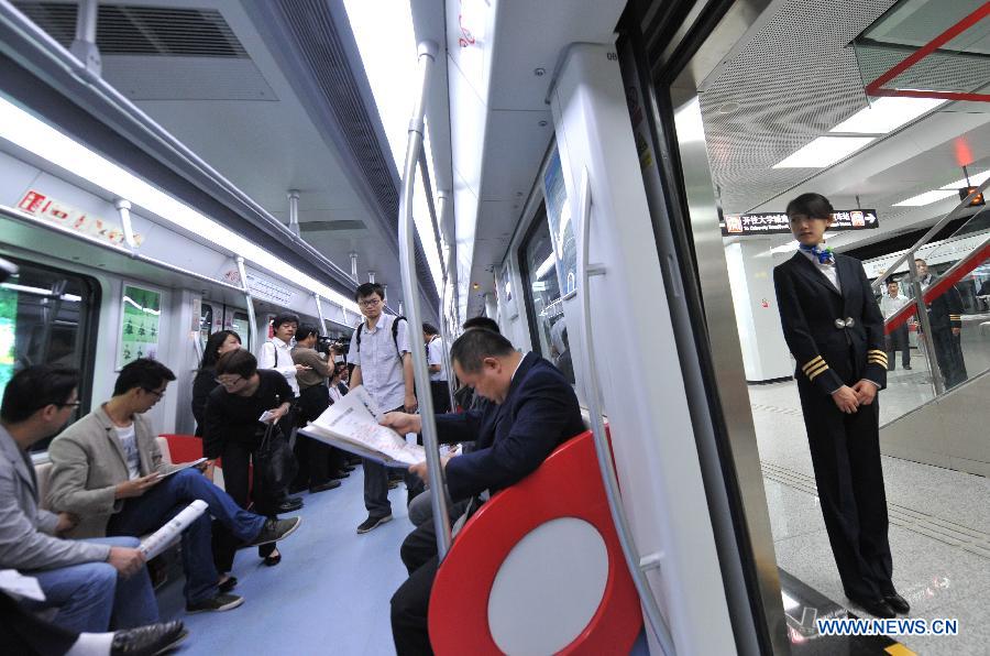 Citizens take a train of the newly-opened subway line in Kunming, capital of southwest China\'s Yunnan Province, May 20, 2013. The southern part of the first phase of Kunming subway line 1 and line 2 opened for trial operation on Monday. It\'s China\'s first plateau subway. (Xinhua/Lin Yiguang)