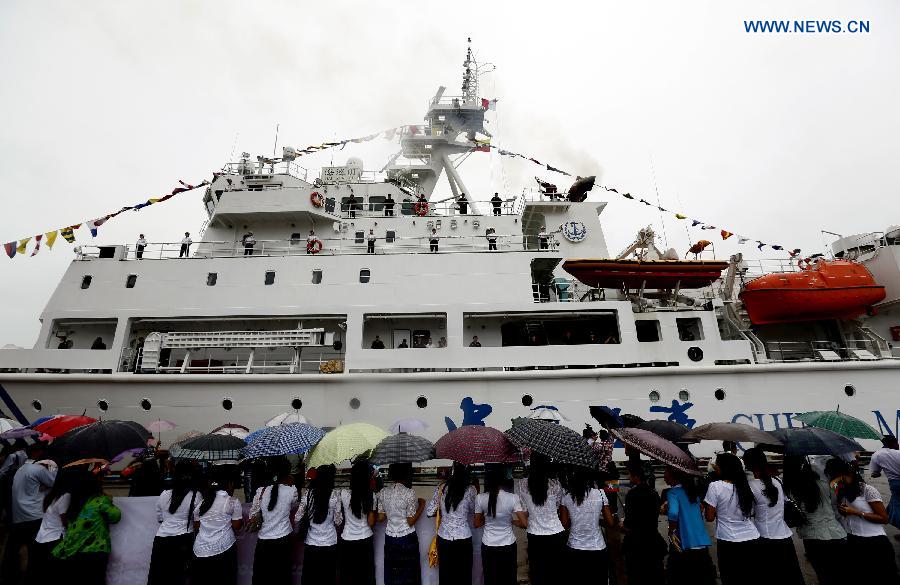 People welcome the arrival of Chinese search and rescue vessel \