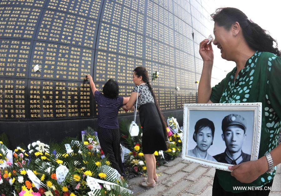 People commemorate 37th anniversary of Tangshan earthquake (1/5) - Headlines, features, photo and videos from ecns.cn