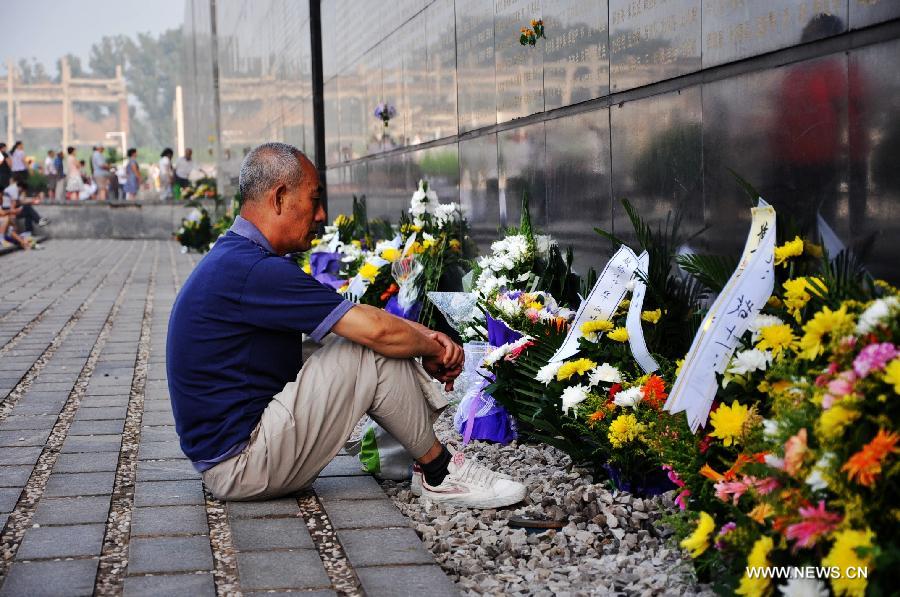 People commemorate 37th anniversary of Tangshan earthquake (4/5) - Headlines, features, photo and videos from ecns.cn