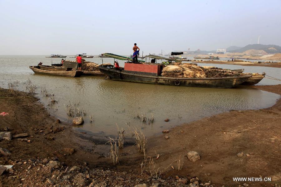 Fishing boats are anchored by the Poyang Lake in Duchang County, east 