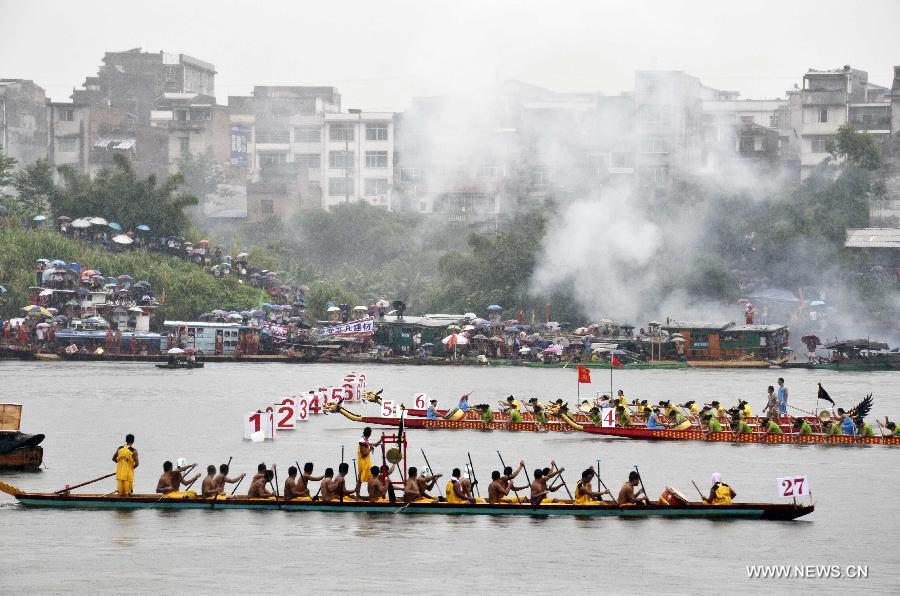 
Participants compete at a dragon boat race on the Rongjiang River during the  annual international water carnival in Liuzhou, south China\'s Guangxi Zhuang  Autonomous Region, Sept. 24, 2013. (Xinhua/Liu Zheng) 