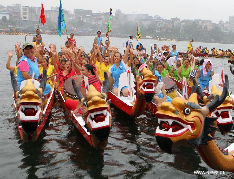 
Participants jubilate before a dragon boat race on the Rongjiang River during  the annual international water carnival in Liuzhou, south China\'s Guangxi Zhuang  Autonomous Region, Sept. 24, 2013. (Xinhua/Fang Rongyu) 
