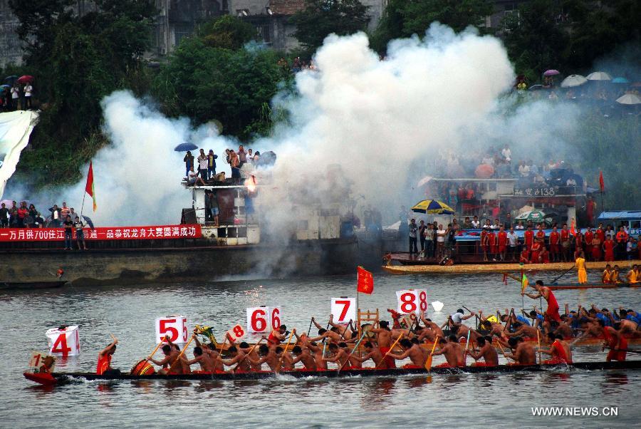 
Participants compete at a dragon boat race on the Rongjiang River during the  annual international water carnival in Liuzhou, south China\'s Guangxi Zhuang  Autonomous Region, Sept. 24, 2013. (Xinhua/Lyu Jianwei) 