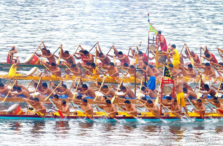 
Participants compete at a dragon boat race on the Rongjiang River during the  annual international water carnival in Liuzhou, south China\'s Guangxi Zhuang  Autonomous Region, Sept. 24, 2013. (Xinhua/Lai Liusheng) 