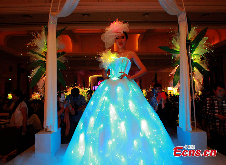 Luminous wedding dress show held in Suzhou (1/5) - Headlines, features