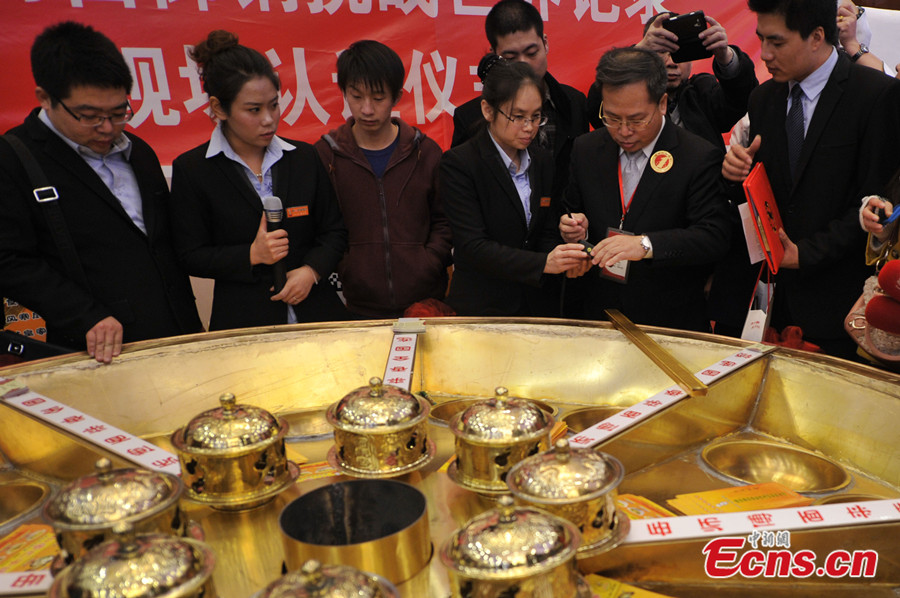 World's biggest hot pot debuts in Shanxi (1/5) Headlines, features