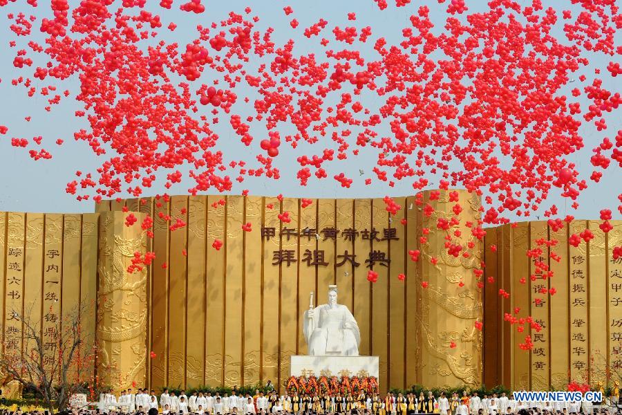 
An ancestor worship grand ceremony in honor of Huangdi, the Yellow Emperor, is held at mausoleums in Xinzheng, central China\'s Henan province, Huangdi\'s birth place, on April 2, 2014, the third day of the third month on the Chinese lunar calendar, which is considered the birthday of Huangdi. Huangdi, a legendary hero who lived 4,000 years ago, is considered to be the common ancestor of all Chinese people. (Xinhua/Zhu Xiang)