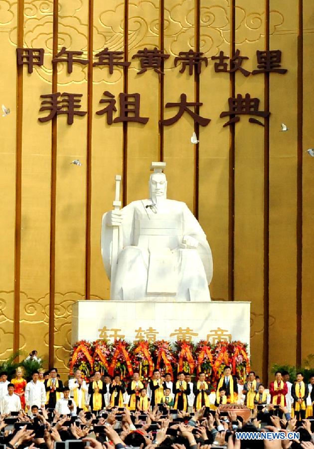 
An ancestor worship grand ceremony in honor of Huangdi, the Yellow Emperor, is held at mausoleums in Xinzheng, central China\'s Henan province, Huangdi\'s birth place, on April 2, 2014, the third day of the third month on the Chinese lunar calendar, which is considered the birthday of Huangdi. Huangdi, a legendary hero who lived 4,000 years ago, is considered to be the common ancestor of all Chinese people. (Xinhua/Zhu Xiang)