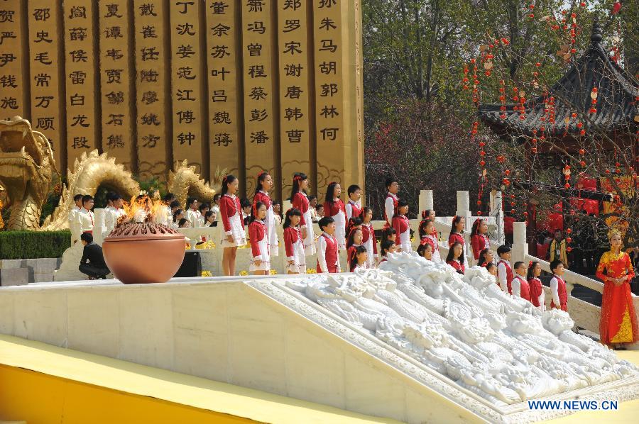 
An ancestor worship grand ceremony in honor of Huangdi, the Yellow Emperor, is held at mausoleums in Xinzheng, central China\'s Henan province, Huangdi\'s birth place, on April 2, 2014, the third day of the third month on the Chinese lunar calendar, which is considered the birthday of Huangdi. Huangdi, a legendary hero who lived 4,000 years ago, is considered to be the common ancestor of all Chinese people. (Xinhua/Zhu Xiang)