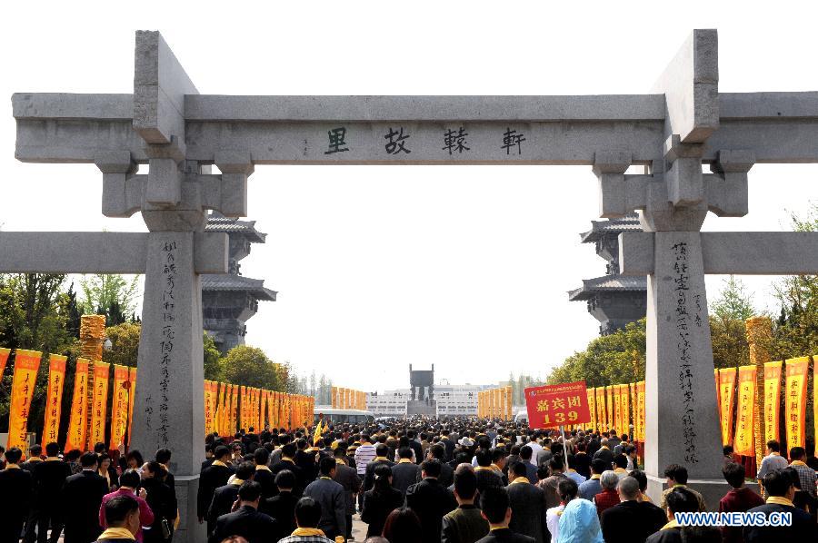 
An ancestor worship grand ceremony in honor of Huangdi, the Yellow Emperor, is held at mausoleums in Xinzheng, central China\'s Henan province, Huangdi\'s birth place, on April 2, 2014, the third day of the third month on the Chinese lunar calendar, which is considered the birthday of Huangdi. Huangdi, a legendary hero who lived 4,000 years ago, is considered to be the common ancestor of all Chinese people. (Xinhua/Zhu Xiang)