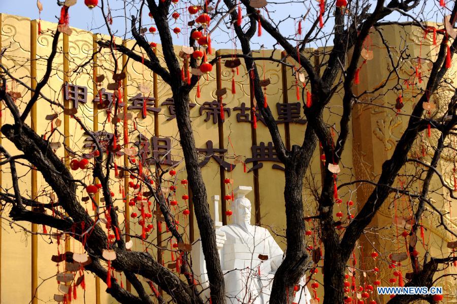 
An ancestor worship grand ceremony in honor of Huangdi, the Yellow Emperor, is held at mausoleums in Xinzheng, central China\'s Henan province, Huangdi\'s birth place, on April 2, 2014, the third day of the third month on the Chinese lunar calendar, which is considered the birthday of Huangdi. Huangdi, a legendary hero who lived 4,000 years ago, is considered to be the common ancestor of all Chinese people. (Xinhua/Zhu Xiang)