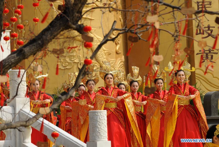 
An ancestor worship grand ceremony in honor of Huangdi, the Yellow Emperor, is held at mausoleums in Xinzheng, central China\'s Henan province, Huangdi\'s birth place, on April 2, 2014, the third day of the third month on the Chinese lunar calendar, which is considered the birthday of Huangdi. Huangdi, a legendary hero who lived 4,000 years ago, is considered to be the common ancestor of all Chinese people. (Xinhua/Zhu Xiang)