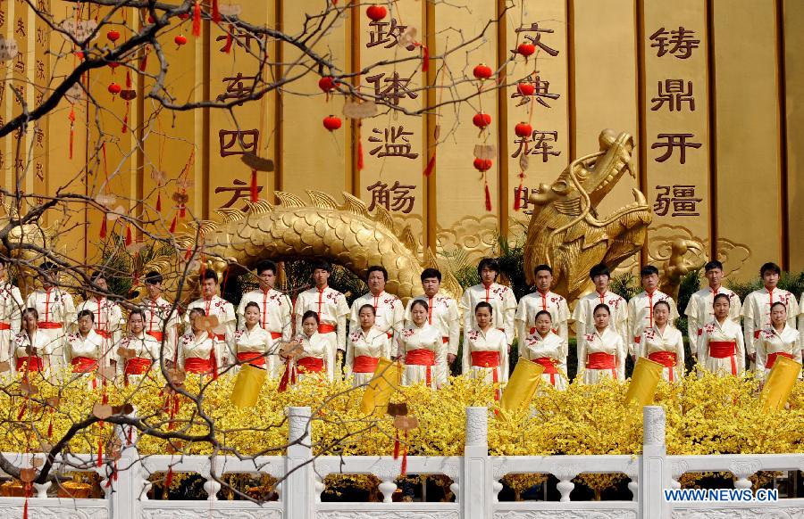 
An ancestor worship grand ceremony in honor of Huangdi, the Yellow Emperor, is held at mausoleums in Xinzheng, central China\'s Henan province, Huangdi\'s birth place, on April 2, 2014, the third day of the third month on the Chinese lunar calendar, which is considered the birthday of Huangdi. Huangdi, a legendary hero who lived 4,000 years ago, is considered to be the common ancestor of all Chinese people. (Xinhua/Zhu Xiang)