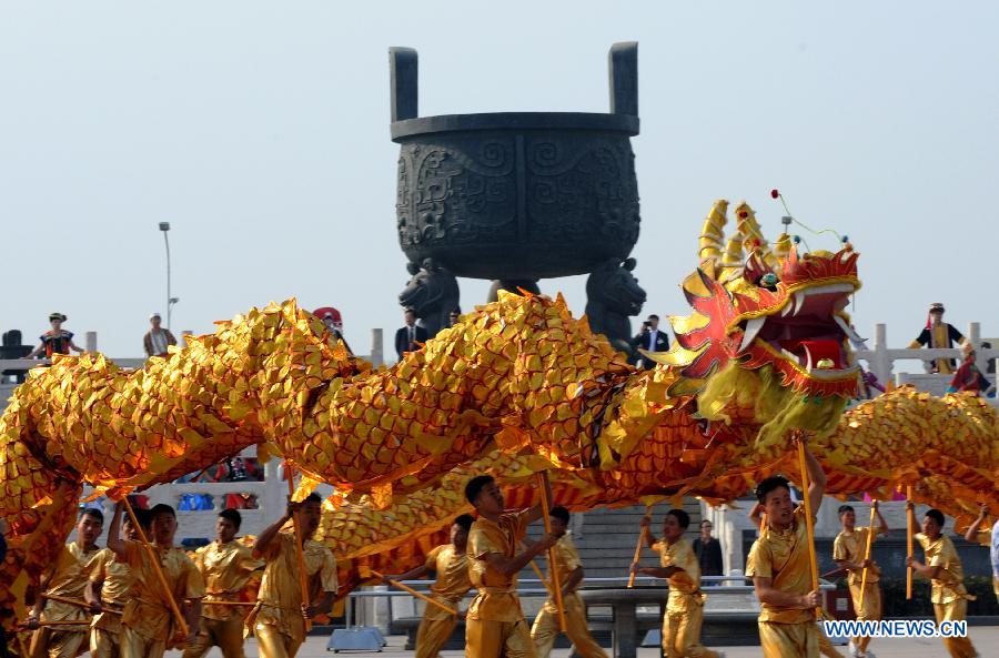 
An ancestor worship grand ceremony in honor of Huangdi, the Yellow Emperor, is held at mausoleums in Xinzheng, central China\'s Henan province, Huangdi\'s birth place, on April 2, 2014, the third day of the third month on the Chinese lunar calendar, which is considered the birthday of Huangdi. Huangdi, a legendary hero who lived 4,000 years ago, is considered to be the common ancestor of all Chinese people. (Xinhua/Zhu Xiang)