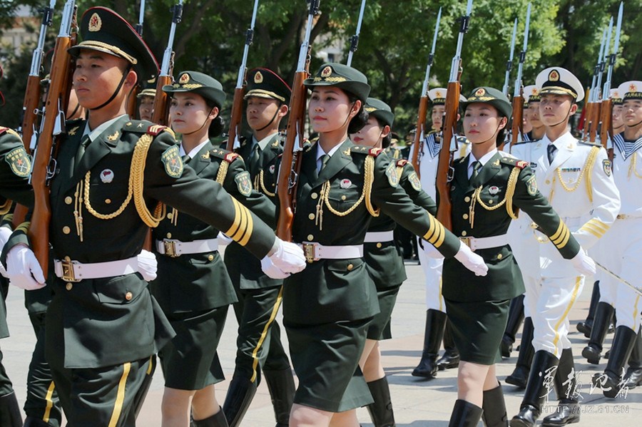 China's female honor guards debut in Beijing (2/10) Headlines