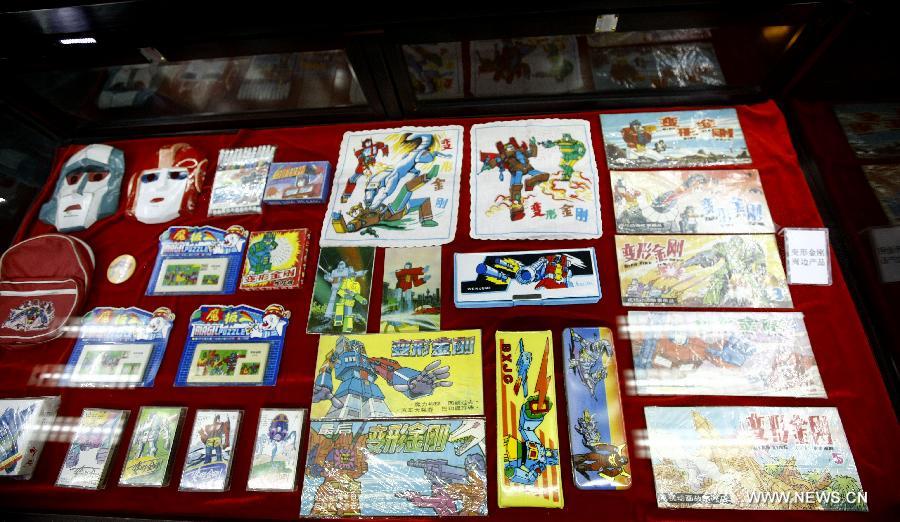 
Comic books and stationeries under the theme of Transformers are displayed at  an old toy exhibition in east China\'s Shanghai, July 2, 2014. The toys presented  on the exhibition, from the collections of 18 collectors, remind visitors born  in the 1970s and the 1980s of their childhood. (Xinhua/Fang Zhe)