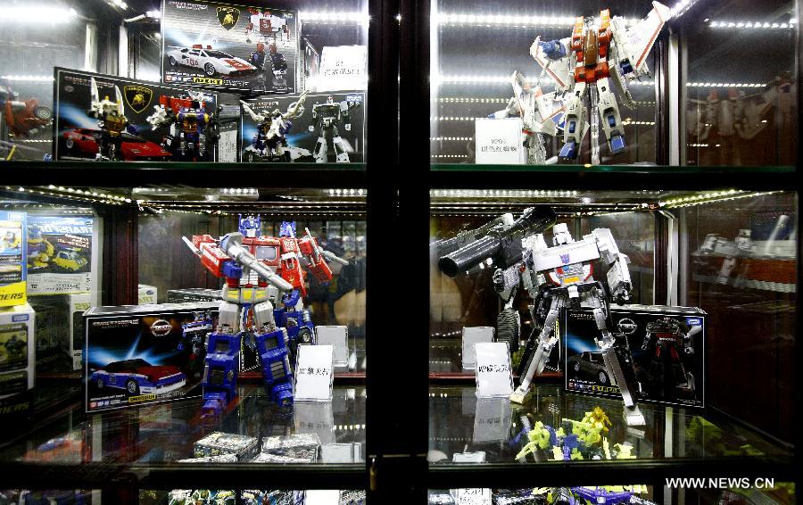 
Photo taken on July 2, 2014 shows Transformer toys displayed at an old toy  exhibition in east China\'s Shanghai, July 2, 2014. The toys presented on the  exhibition, from the collections of 18 collectors, remind visitors born in the  1970s and the 1980s of their childhood. (Xinhua/Fang Zhe)