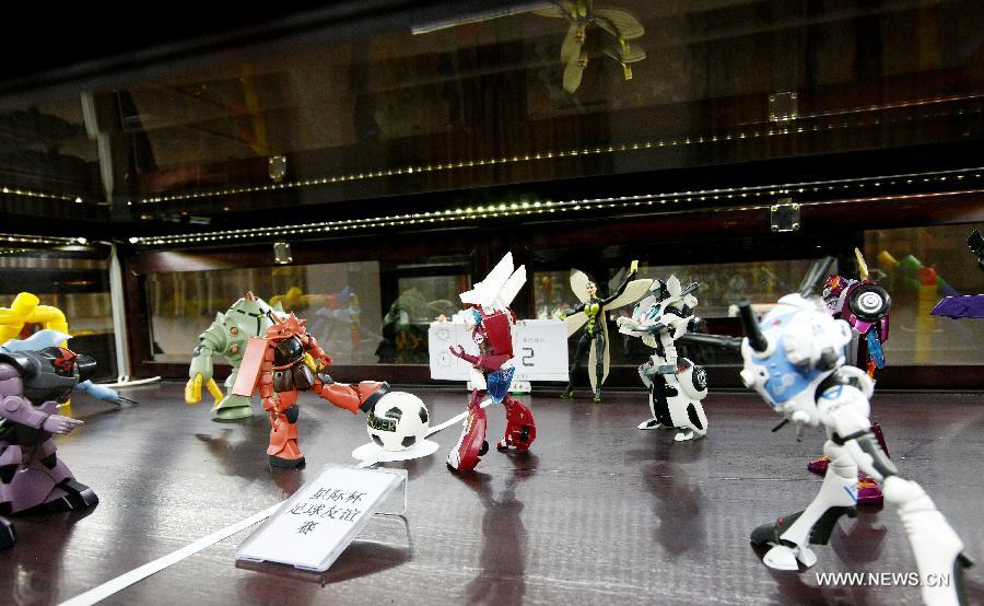 
Photo taken on July 2, 2014 shows a collection of robot models at an old toy  exhibition in east China\'s Shanghai, July 2, 2014. The toys presented on the  exhibition, from the collections of 18 collectors, remind visitors born in the  1970s and the 1980s of their childhood. (Xinhua/Fang Zhe) 