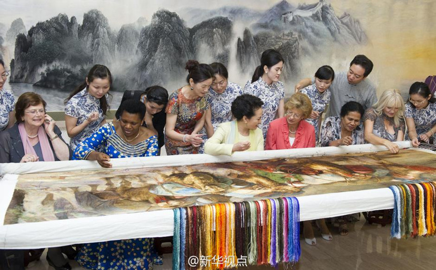 Peng Liyuan Tours Nanjing Museum With Wives Of Foreign