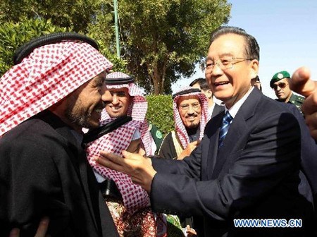 Chinese Premier Wen Jiabao (R front) talks with family members of Abdul Rahman Al-Jeraisy, president of the Saudi Arabia-China Friendship Association, as he visits Al-Jeraisy's manor on the outskirt o