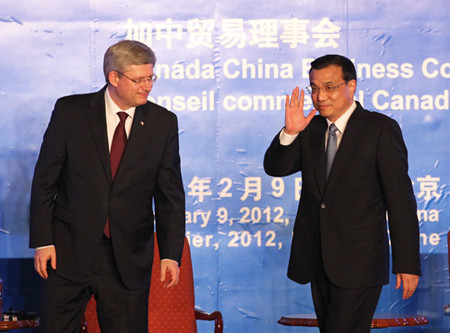Vice-Premier Li Keqiang (R) and Canadian Prime Minister Stephen Harper attend an economic forum that brings together Chinese and Canadian business leaders in Beijing on Thursday. Wu Zhiyi / China Daily