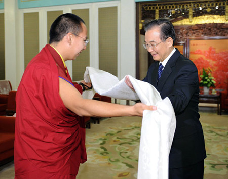 Premier Wen Jiabao meets the 11th Panchen Lama Bainqen Erdini Qoigyijabu in Beijing on February 10, 2012. [File photo]