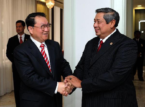 Li Changchun (L), a member of the Standing Committee of the Political Bureau of the Communist Party of China Central Committee, meets with Indonesian President Susilo Bambang Yudhoyono in Jakarta, Indonesia, April 26, 2012. (Xinhua/Ma Zhancheng)