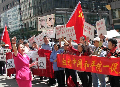 More than 100 overseas Chinese protest over the Philippines' claim of China's Huangyan Island in the South China Sea in front of the Consulate-General of the Philippines in New York on Sunday. Li Yang / China News Service