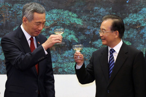 Premier Wen Jiabao shares a toast with Singaporean Prime Minister Lee Hsien Loong after talks at the Great Hall of the People in Beijing on Thursday. [Feng Yongbin / China Daily] 
