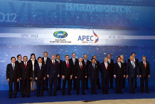 Participants pose for a group photo during the 20th APEC Economic Leaders' Meeting in Vladivostok, east Russia, Sept. 9, 2012. (Xinhua/Rao Aimin)