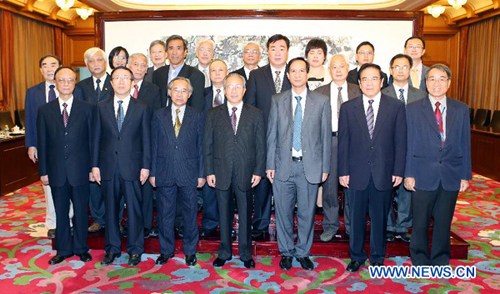 Chinese State Councilor Dai Bingguo (C, front) poses for group photos with representatives attending the fourth session of the China-Vietnam Peoples' Forum in Beijing, capital of China, Sept. 17, 2012. (Xinhua/Yao Dawei)