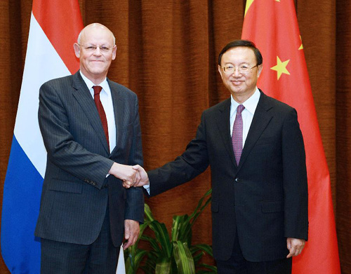 Chinese Foreign Minister Yang Jiechi (R) meets with Dutch Foreign Minister Uri Rosenthal in Beijing, capital of China, Oct. 9, 2012. (Xinhua/Li Tao) 