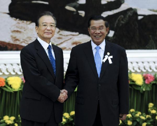 Chinese Premier Wen Jiabao (L) shakes hands with Cambodian Prime Minister Hun Sen in Phnom Penh, Cambodia, Nov. 18, 2012. (Xinhua/Zhang Duo)