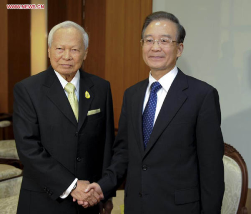 Chinese Premier Wen Jiabao (R) meets with Thai Privy Council President Prem Tinsulanonda in Bangkok, Thailand, Nov. 21, 2012. (Xinhua/Zhang Duo)
