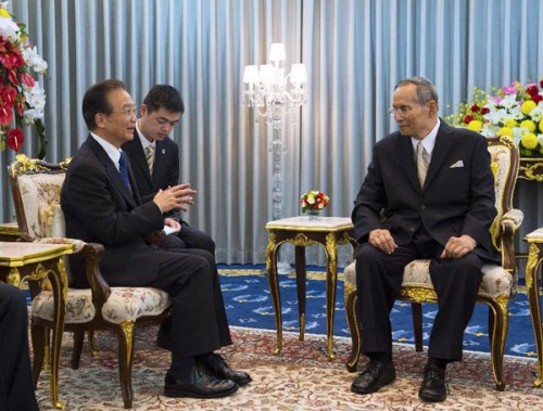 Chinese Premier Wen Jiabao (L, front) meets with Thai King Bhumibol Adulyadej in Bangkok, Thailand, Nov. 21, 2012. (Xinhua/Wang Ye)