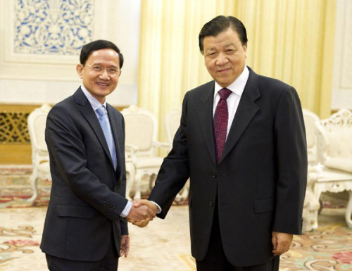 Liu Yunshan(R), a member of the Standing Committee of the Political Bureau of the Communist Party of China (CPC) Central Committee and member of the Secretariat of the CPC Central Committee, shakes hands with former Thai Prime Minister Somchai Wongsawat in Beijing, capital of China, Dec. 3, 2012. (Xinhua/Huang jingwen) 