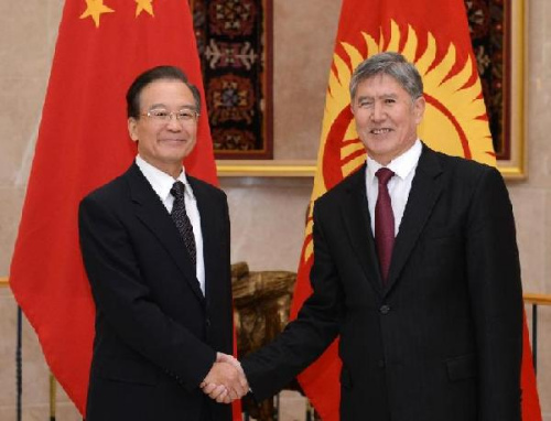 Chinese Premier Wen Jiabao (L) meets with Kyrgyz President Almazbek Atambayev in Bishkek, capital of Kyrgyzstan, Dec. 4, 2012. Wen Jiabao arrived here Tuesday to attend the 11th prime ministers' meeting of the Shanghai Cooperation Organization (SCO) and pay an official visit to Kyrgyzstan. (Xinhua/Xie Huanchi)