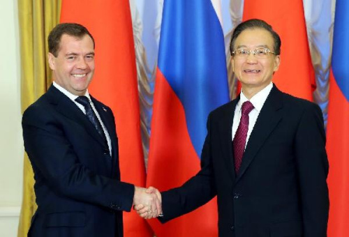 Chinese Premier Wen Jiabao (R) shakes hands with his Russian counterpart Dmitry Medvedev at the 17th regular China-Russia premiers' meeting in Moscow, Russia, Dec. 6, 2012. Wen and Medvedev co-chaired the meeting on Thursday. (Xinhua/Yao Dawei)