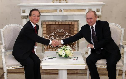 Chinese Premier Wen Jiabao (L) meets with Russian President Vladimir Putin in Sochi, Russia, Dec. 6, 2012. (Xinhua/Pang Xinglei)