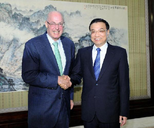 Chinese Vice Premier Li Keqiang (R) meets with former U.S. Treasury Secretary Henry Paulson in Beijing, China, Dec. 5, 2012. (Xinhua/Li Tao)