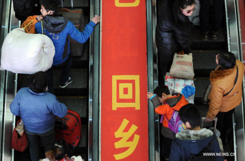 Passengers prepare to board the train at the Hangzhou Railway Station in Hangzhou, east China's Zhejiang Province, Jan. 17, 2013. (Photo/Xinhua)