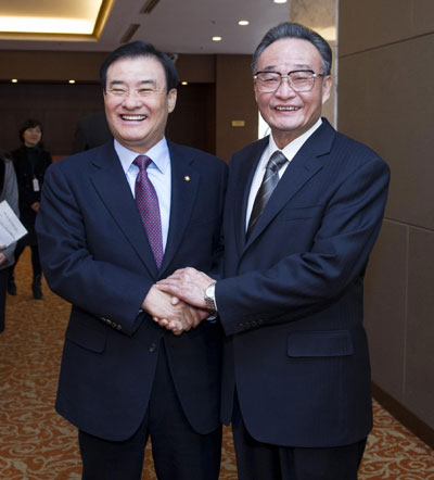 Wu Bangguo (R), China's top legislator, meets with Kang Chang-hee,speaker of the ROK's National Assembly, at the sideline of the ongoing 21st Annual Meeting of the Asia-Pacific Parliamentary Forum held in the Russian Far East city of Vladivostok on Jan 28. [Photo/Xinhua] 