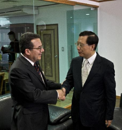 Chairman of the Standing Committee of China's Qinghai Provincial People's Congress , Qiang Wei (R) shakes hands with Mexico's President of Chamber of Deputies Francisco Arroyo Vieyra after a meeting in Mexico City, Mexico, Feb. 20, 2013. (Xinhua/Zhang Jiayang)