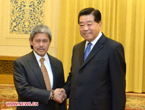Jia Qinglin (R), chairman of the National Committee of the Chinese People's Political Consultative Conference, meets with Brunei's Foreign and Trade Minister Prince Mohamed Bolkiah in Beijing, capital of China, Feb. 27, 2013. (Xinhua/Liu Jiansheng)