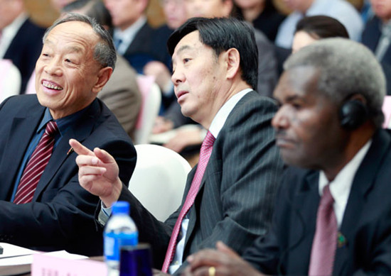 Vice-Minister of Foreign Affairs Zhai Jun (center) talks with Li Zhaoxing (left), head of China Public Diplomacy Association, on Monday at the Chinese Businesses in Africa - Cooperation, Innovation and Win-Win Outcomes forum in Beijing. The forum was held