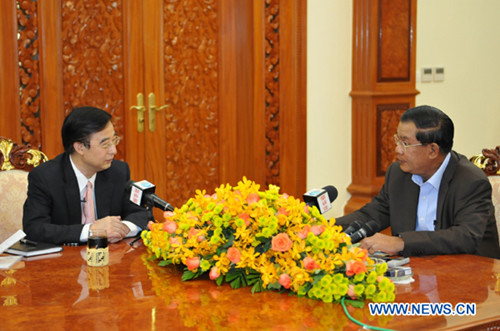Cambodian Prime Minister Hun Sen (R) receives an interview from Xinhua News Agency Asia-Pacific regional bureau chief Ju Mengjun in Phnom Penh, Cambodia, March 28, 2013. (Xinhua)